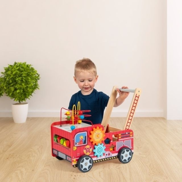 Medinis stumdukas-veiklos centras Squirrel Play Wooden Fire Engine Wagon