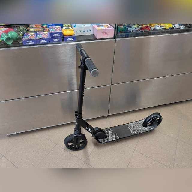 Aero A180 Kick Scooter (exhibition)
