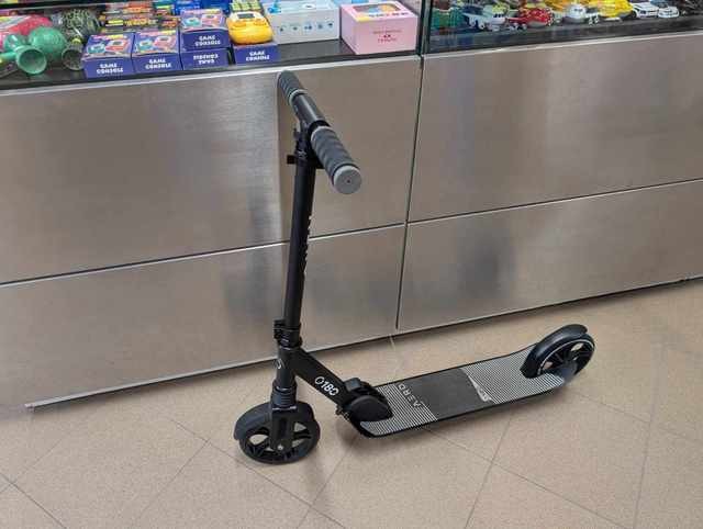 Aero A180 Kick Scooter (exhibition)
