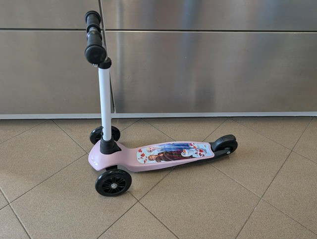 Triratis paspirtukas Tri-Scooter Twist N Turn Frozen (ekspozicinis)