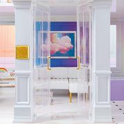 Didelis medinis namas su baldais Rainbow High House 122x92 cm + 50 priedų