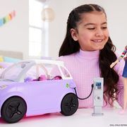 Lėlės automobilis Mattel su elektros įkrovimo stotele PTP05527