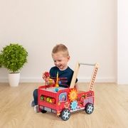 Medinis stumdukas-veiklos centras Squirrel Play Wooden Fire Engine Wagon