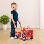 Medinis stumdukas-veiklos centras Squirrel Play Wooden Fire Engine Wagon